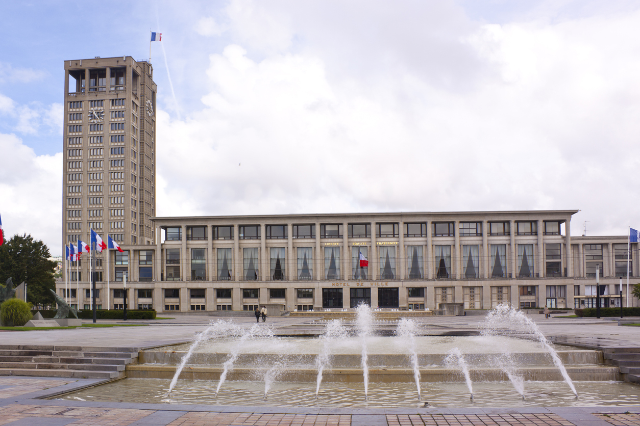 Tempête Ciaran au Havre : une fenêtre de l'Hôtel de Ville brisée